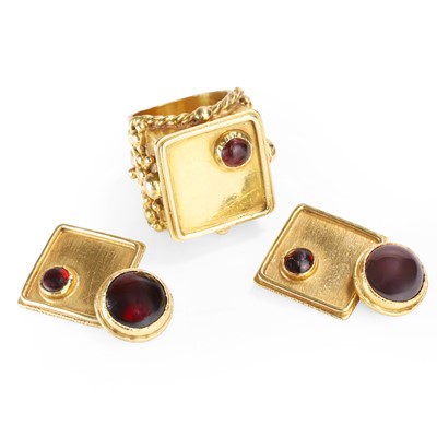 Lot 1272 - A gentleman's garnet set box ring and cufflink set