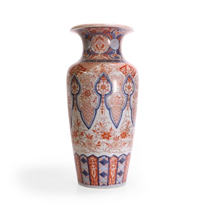 Lot 284 - A large Japanese Imari porcelain vase