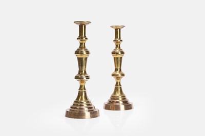 Lot 305 - A pair of turned brass candlesticks