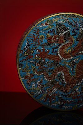 Lot 160 - A Chinese cloisonné box and cover