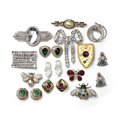 Lot 318 - A collection of costume jewellery