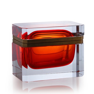 Lot 146 - A Murano glass box and cover