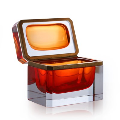 Lot 146 - A Murano glass box and cover