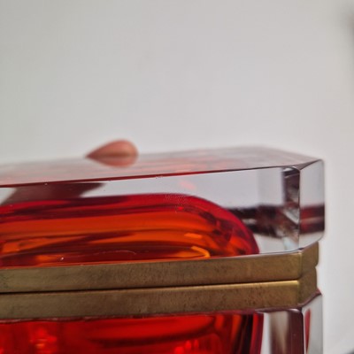 Lot 146 - A Murano glass box and cover