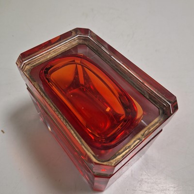 Lot 146 - A Murano glass box and cover