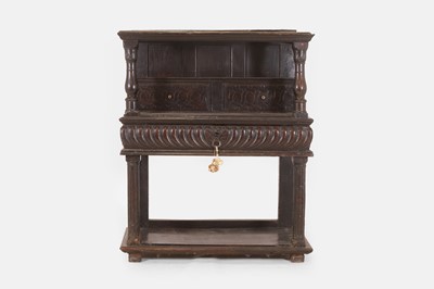 Lot 175 - An oak buffet