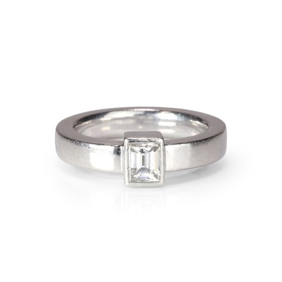Lot 77 - A diamond single stone ring