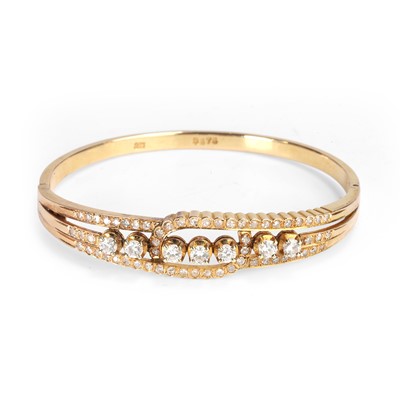Lot 98 - A diamond crossover design bangle