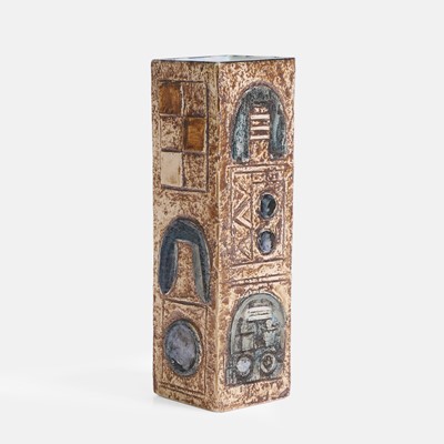 Lot 409 - Troika Pottery