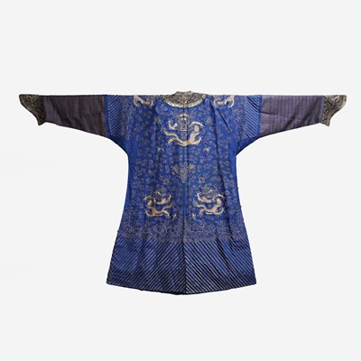 Lot 184 - A Chinese silk embroidered dragon robe