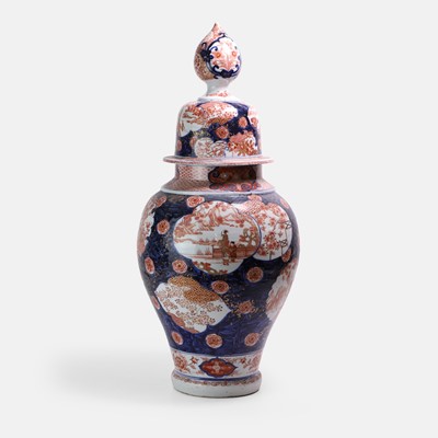Lot 318 - A Japanese Imari vase and cover