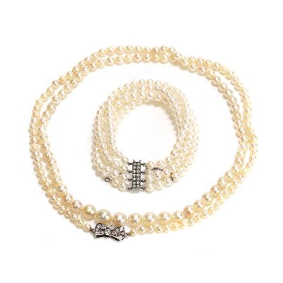 Lot 219 - A cultured pearl bracelet and a long necklace