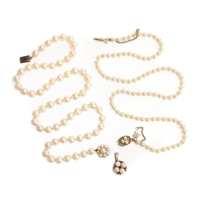 Lot 310 - A small collection of cultured pearl and faux pearl jewellery