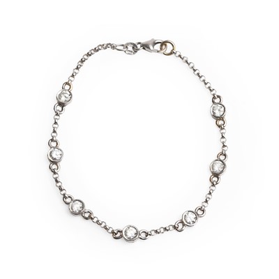 Lot 101 - An 18ct white gold diamond bracelet