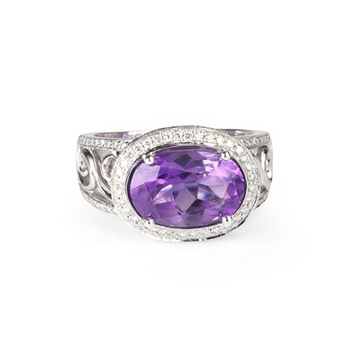 Lot 117 - An amethyst and diamond ring