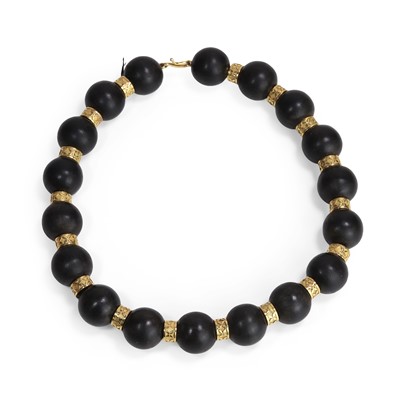 Lot 227 - An ebony bead necklace