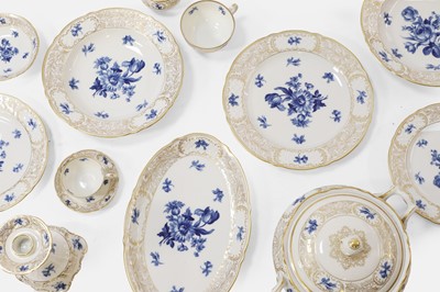 Lot 345 - An extensive porcelain dinner service for eighteen
