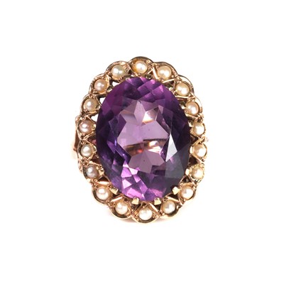 Lot 26 - An amethyst and split pearl cluster ring