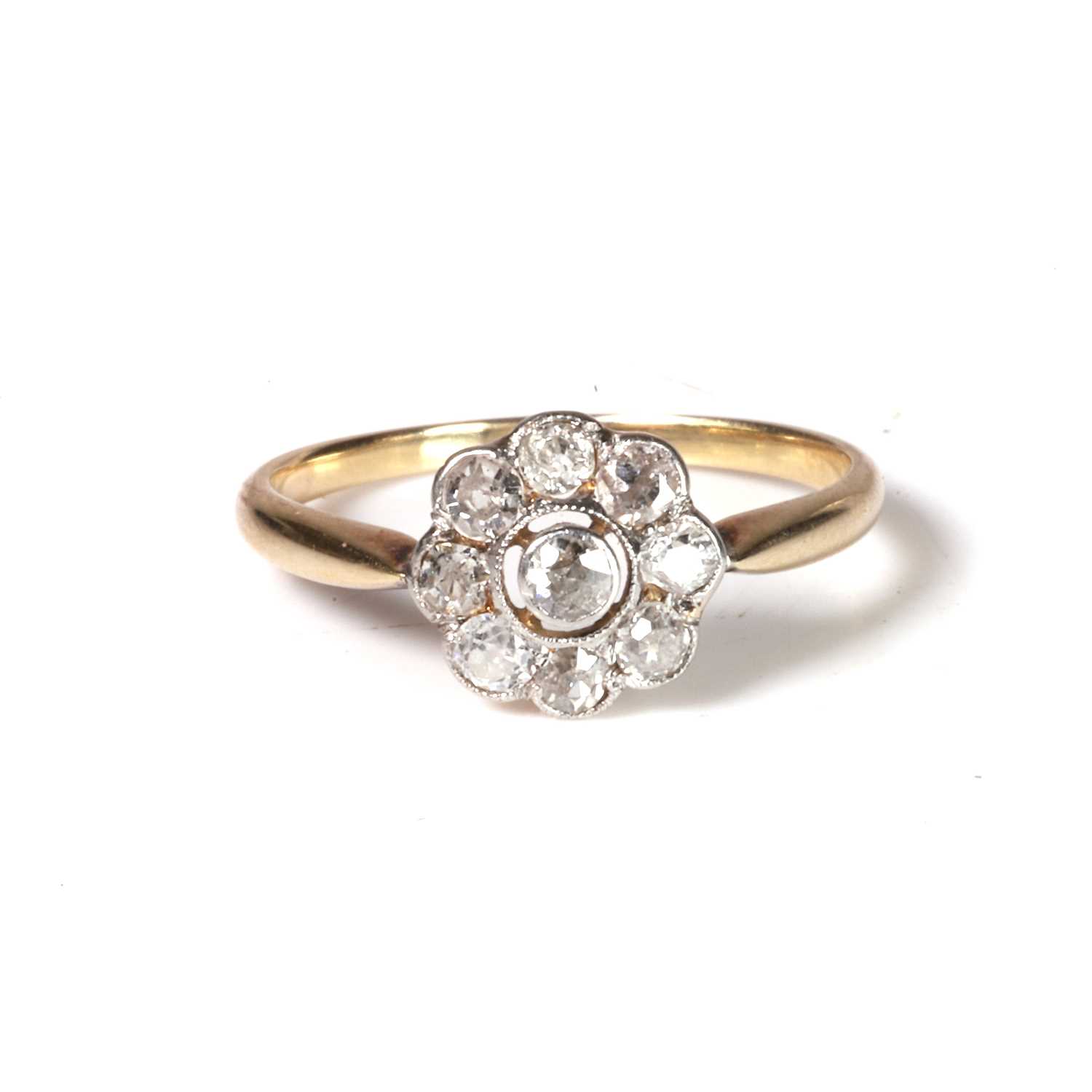 Lot 36 - An early 20th century diamond daisy cluster ring