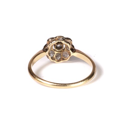 Lot 36 - An early 20th century diamond daisy cluster ring