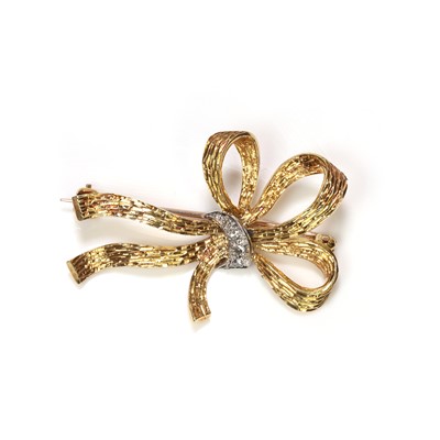 Lot 129 - An 18ct gold diamond ribbon brooch