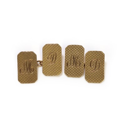 Lot 369 - A pair of 9ct gold chain link cufflinks