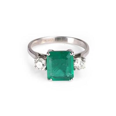 Lot 121 - An emerald and diamond three stone ring