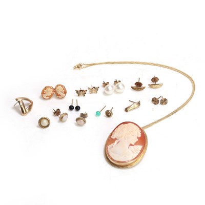Lot 305 - A group of mostly 9ct gold jewellery