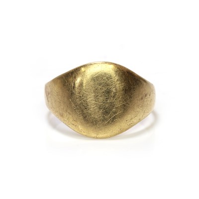 Lot 387 - An 18ct gold signet ring