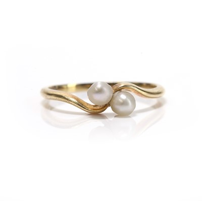 Lot 184 - A cultured pearl set crossover ring
