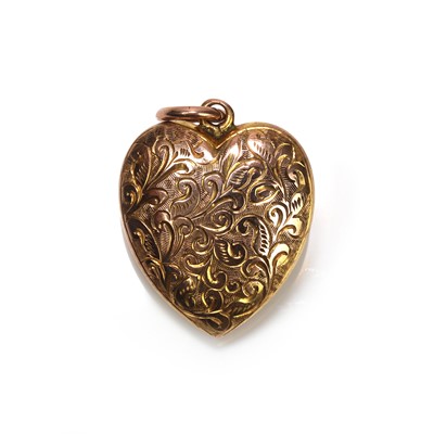 Lot 33 - An Edwardian engraved heart pendant