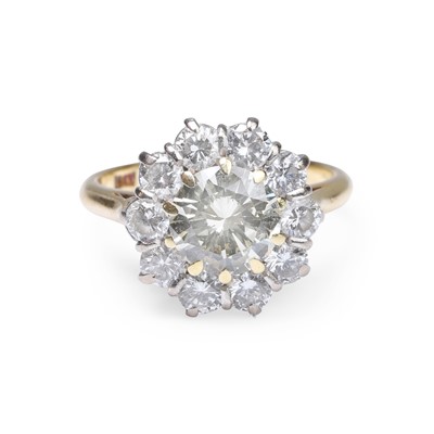 Lot 196 - A diamond cluster ring