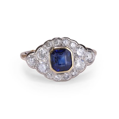 Lot 52 - A sapphire and diamond cluster ring