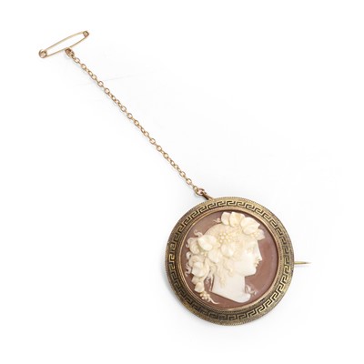 Lot 8 - A shell cameo brooch