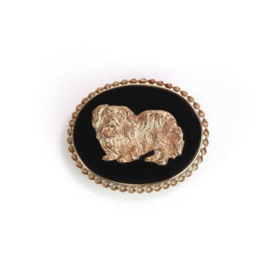 Lot 191 - A gold and onyx brooch depicting a Pekinese dog