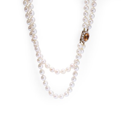 Lot 182 - A two row uniform cultured pearl necklace