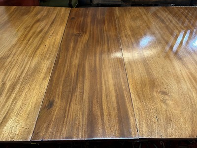 Lot 205 - A George III mahogany three-pillar dining table