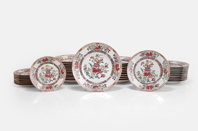 Lot 309 - A collection of Chinese-style famille rose porcelain plates