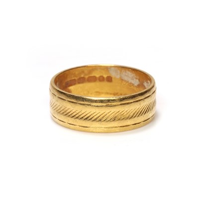 Lot 385 - A 22ct gold band ring