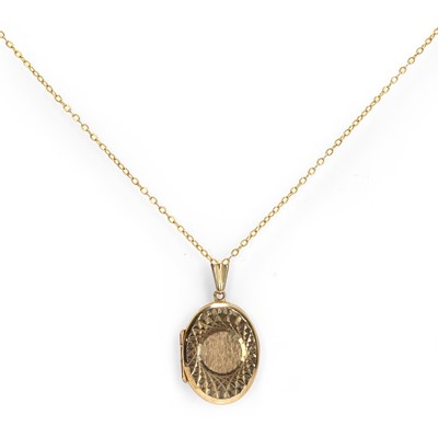 Lot 358 - A 9ct gold locket pendant necklace