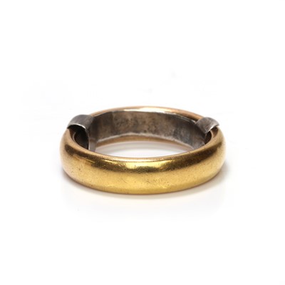 Lot 390 - A wedding band