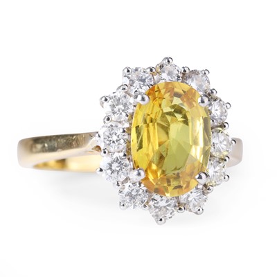 Lot 123 - An 18ct gold yellow sapphire and diamond ring