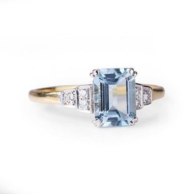 Lot 88 - An aquamarine and diamond ring