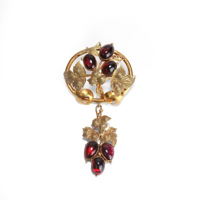 Lot 4 - A Victorian cabochon garnet pendant brooch