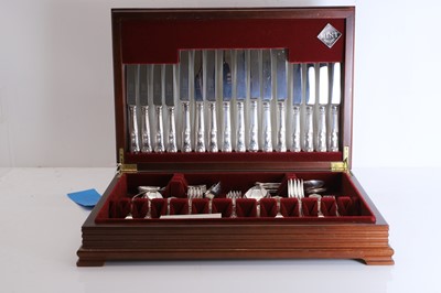 Lot 14 - A silver plated Queen's pattern canteen