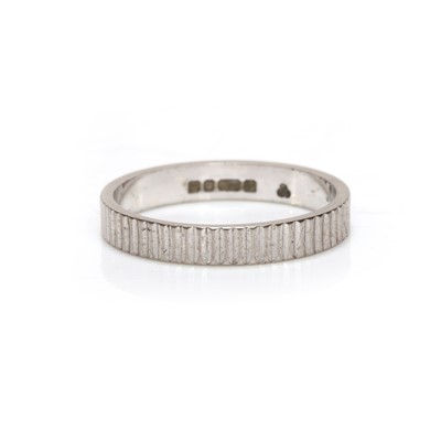 Lot 117 - An 18ct white gold wedding ring