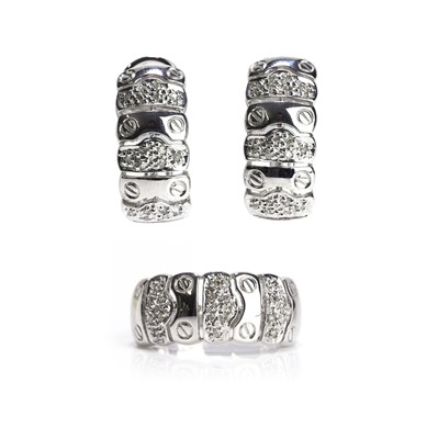 Lot 115 - A diamond ring and earrings set