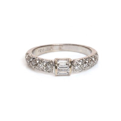 Lot 118 - An 18ct white gold diamond ring