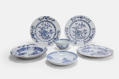 Lot 454 - A collection of 'Nanking Cargo' blue and white porcelain