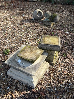 Lot 557 - A collection of garden items